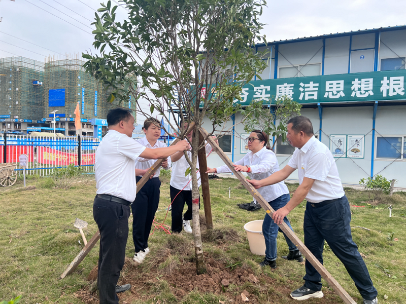 第一分公司第三黨支部與賀州城投集團(tuán)機(jī)關(guān)第一黨支部、賀州城投實(shí)業(yè)公司黨支部聯(lián)合開(kāi)展主題黨日活動(dòng).png